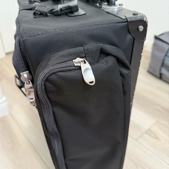LuggageWorks Stealth Black 22'' Rolling Bag Travel Bag with Silver Details - Picture 9 of 10